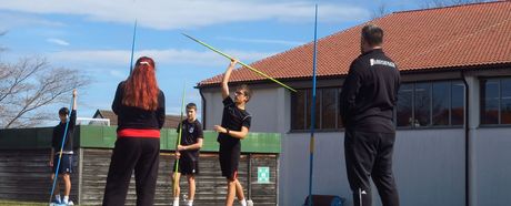 Speer in der warmen Frühlingssonne