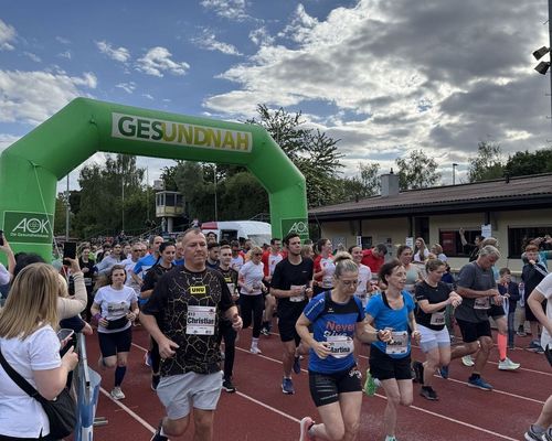 Die 1.000-Teilnehmermarke ist in Sichtweite: Beim 3. AOK-Firmenlauf Bühl sorgten 960 Läuferinnen und Läufer aus 57 Teams und Unternehmen über zwei Distanzen erneut für einen Teilnehmerrekord.