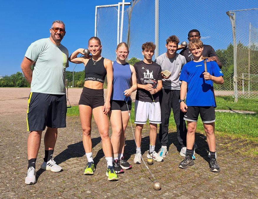 Die Wurftruppe präsentiert ihre Geräte